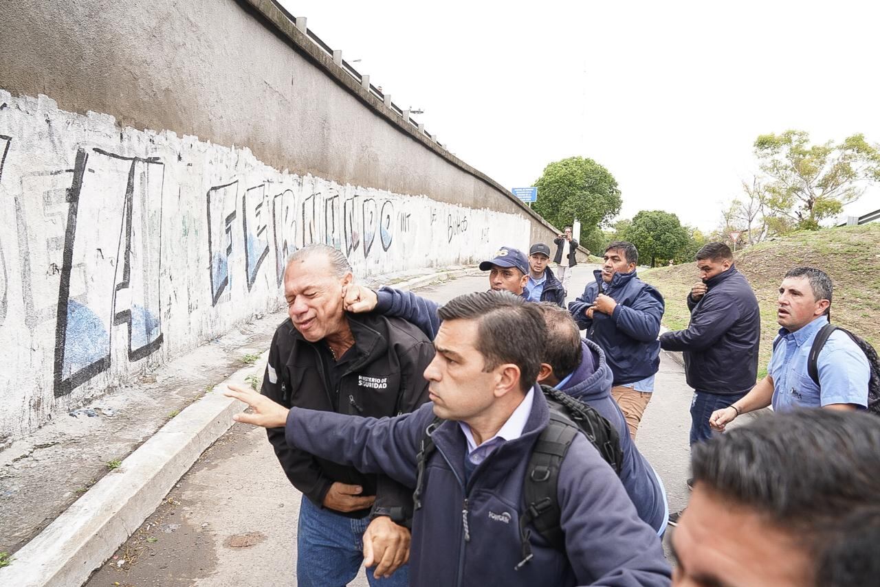 Así agredieron a Sergio Berni, ministro de Seguridad bonaerense, en la protesta por el colectivero asesinado. (Foto: Maxi Failla / Clarín)