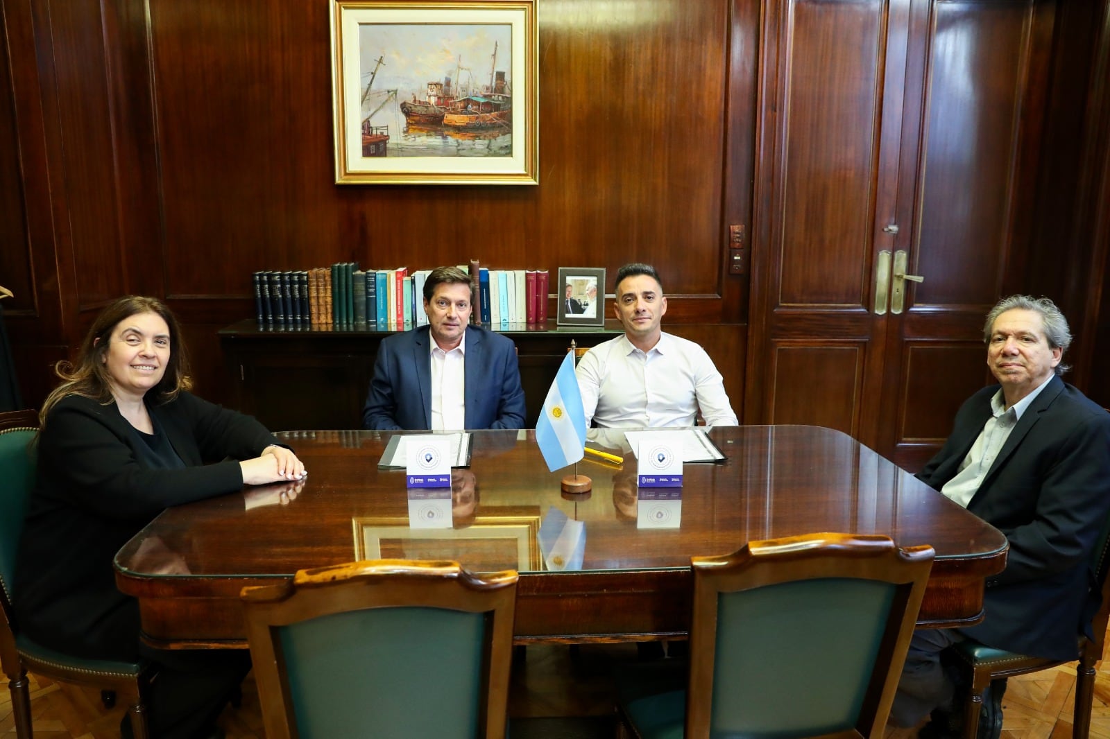 El intendente Marcos Calvente firmó un importante convenio de colaboración con la Subsecretaría de Defensa del Consumidor y Lealtad Comercial, dependiente de la Secretaría de Comercio y Minería del Ministerio de Economía de la Nación.