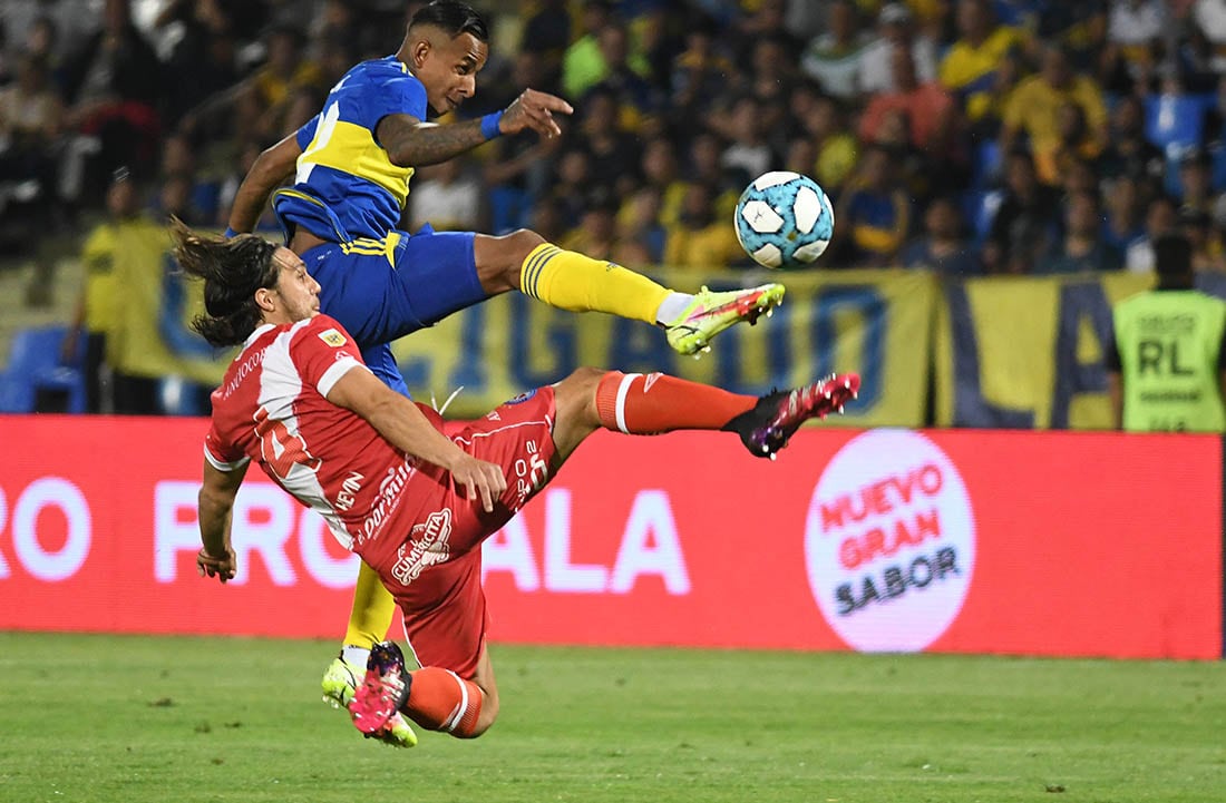 Sebastián Villa de Boca se lleva la pelota ante la marca de Kevin MacAllister de Argentinos. Boca Juniors venció 1 a 0 a Argentinos Jr. en la semifinal por Copa Argentina 2021  en el estadio Malvinas Argentinas. Foto Marcelo Rolland / Los Andes