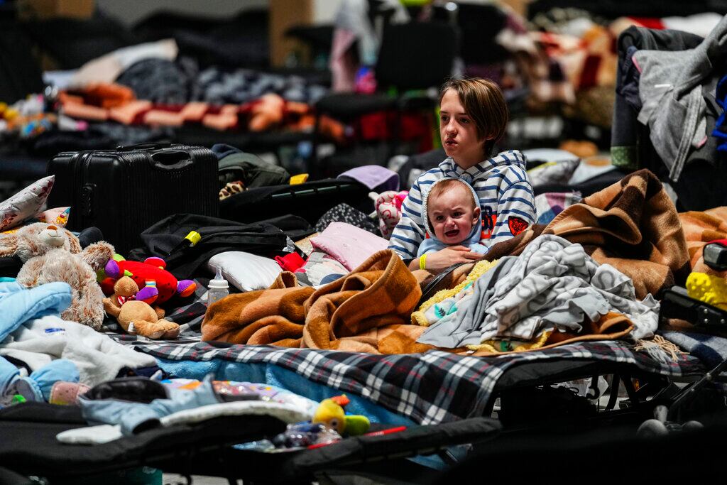 Niños en un centro para refugiados ucranianos en Nadarzyn, Polonia, el 25 de marzo de 2022. Más de 5 millones de refugiados han huido de Ucrania desde que inició la guerra de Rusia, informó la ONU el 20 de abril de 2022. (AP Foto/Petr David Josek, File)