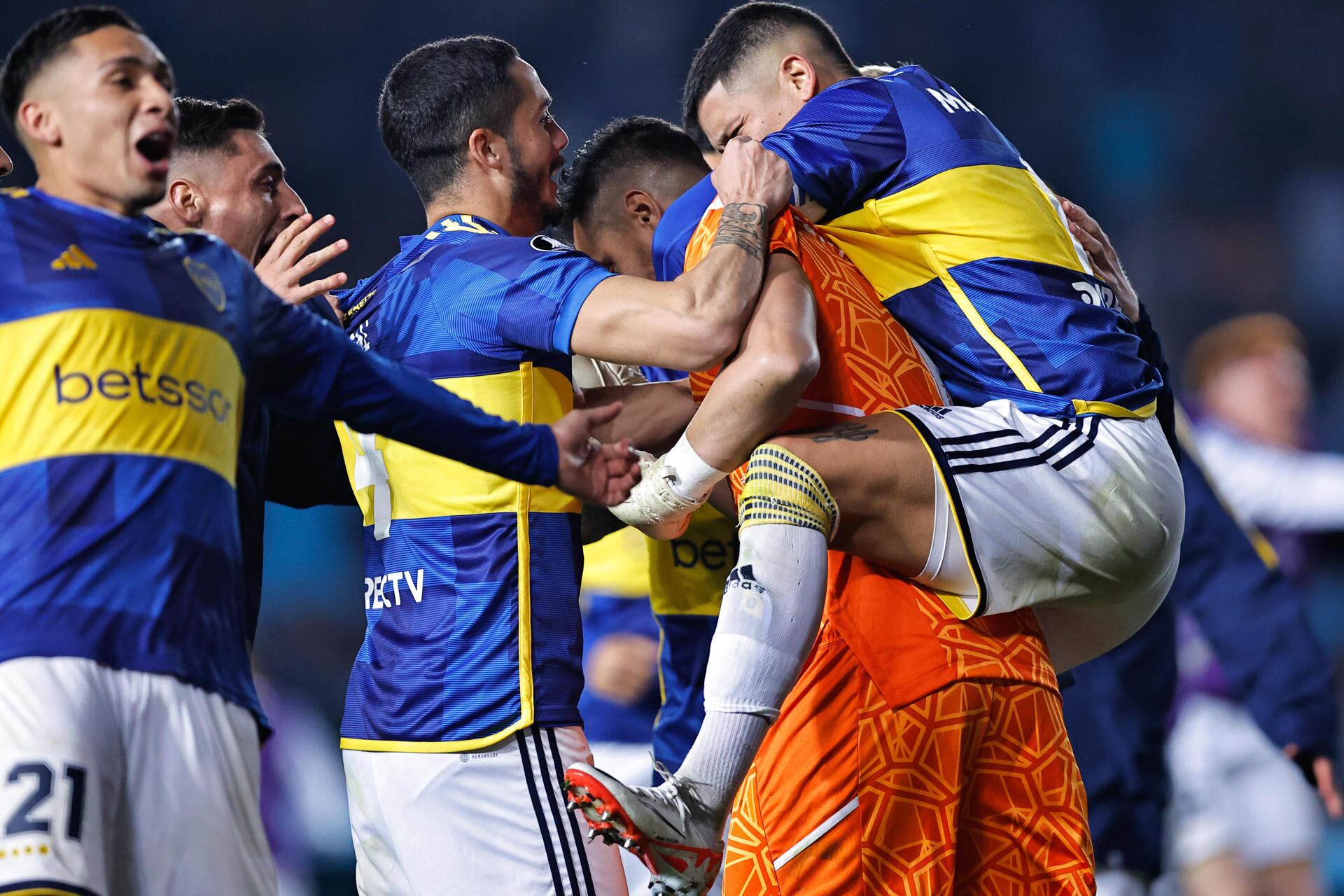 Jugadores de Boca celebran hoy, en un partido de los cuartos de final de la Copa Libertadores entre Racing y Boca Juniors en el estadio Presidente Perón en Buenos Aires (Argentina). EFE/ Juan Ignacio Roncoroni