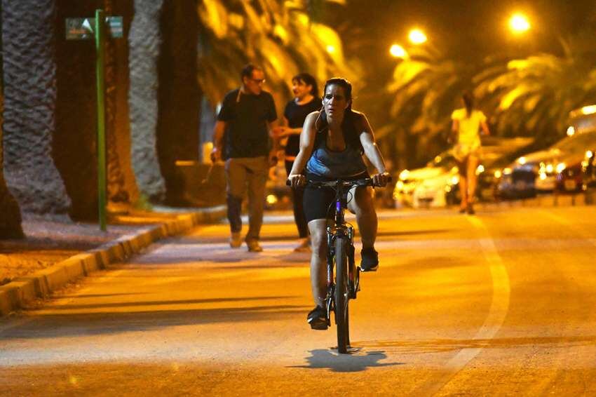 
En bici. Correr, trotar y salir a pedalear, alternativas nocturnas. | Marcelo Rolland / Los Andes
   