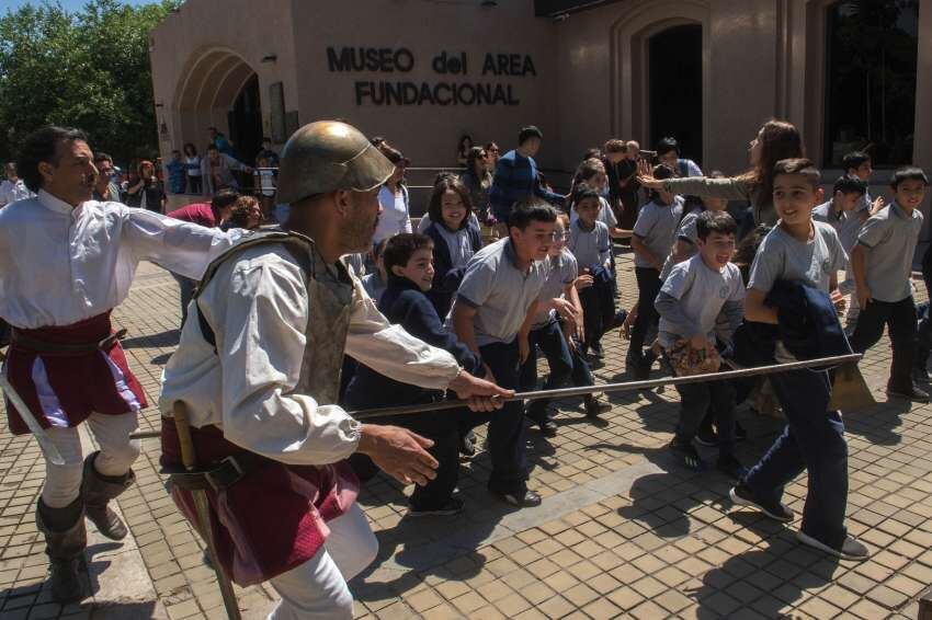 
Por asalto. Los “españoles” interactúan con los espectadores y generan emocionantes situaciones que los involucran en la puesta. | Orlando Pelichotti / Los Andes
   