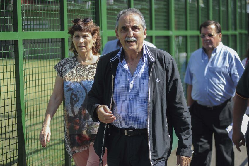 
Llegada. Guillermo Moreno arriba al estadio de Ferrocarril Oeste. | Gentileza / Clarín
   