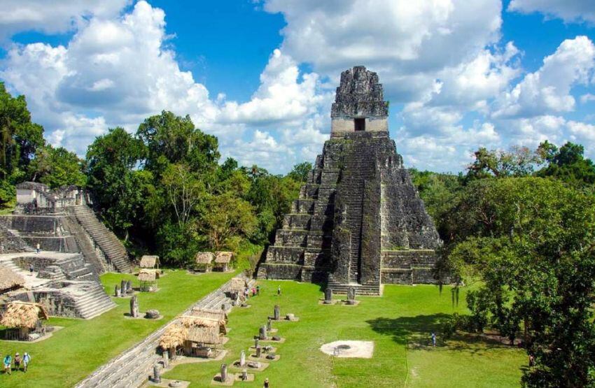 
    Templos. Ruinas mayas de Tikal. Uno de los sitios arqueológicos mas importantes de Guatemala.
   