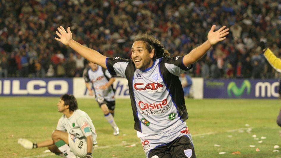 El "Tanque" Daniel Giménez, figura clave en el primer ascenso del Tomba a la máxima categoría.  Archivo / Los Andes 