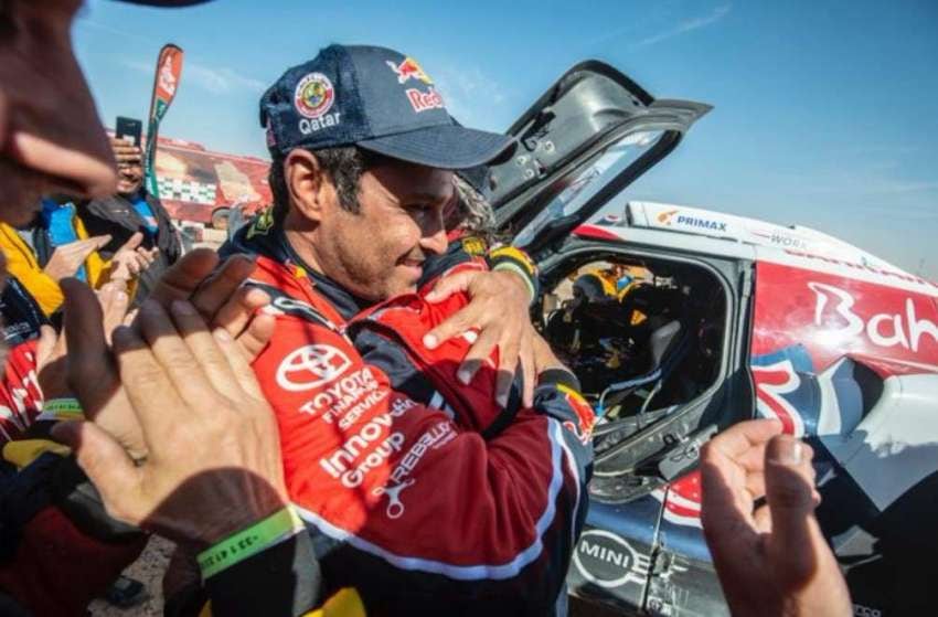 
El gesto que emocionó a todo el Dakar | Nasser Al – Attiyah recibió con aplausos a Carlos Sainz, ganador en la categoría autos y luego le dio un gran abrazo.
   