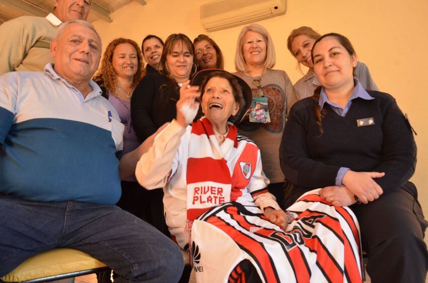 
    Dominga junto a sus vecinos. - Patricio Caneo / Los Andes
   