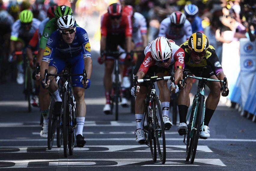 
Foto: AFP | La 'foto finish' decidió el vencedor del día en la etapa 11. El australiano Caleb Ewan, le ganó por milímetros a Dylan Groenewegen de Holanda.
   