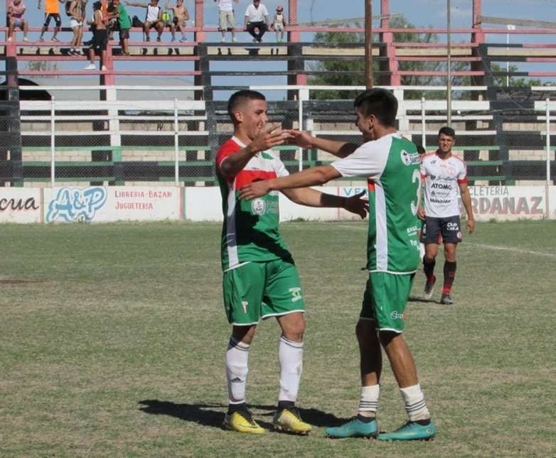 
AL GLOBO LO PINCHÓ UN TANQUE.  | Tras convertir uno de sus dos golazos, Cristian Guzmán (9) recibe el abrazo de Brian Páez (3). Beltrán goleó 3-0 a Hruracán.
   