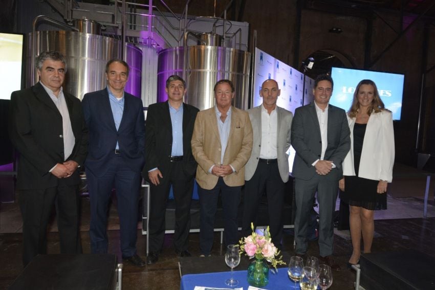 
    Gerentes y ejecutivos de Los Andes, en el espacio especialmente preparado para el agasajo de Bodegas de Argentina, en Los Toneles: Raúl Pedone, Luis García, Gustavo Truffini, Daniel Estrella, Marcelo Marchiori, Leonardo Sapieri y Julieta Nadín.
   