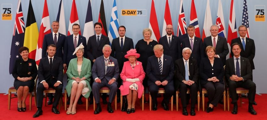 
La reina Isabel II, junto a Trump y May, entre otros líderes. En la playa.  | AFP
   