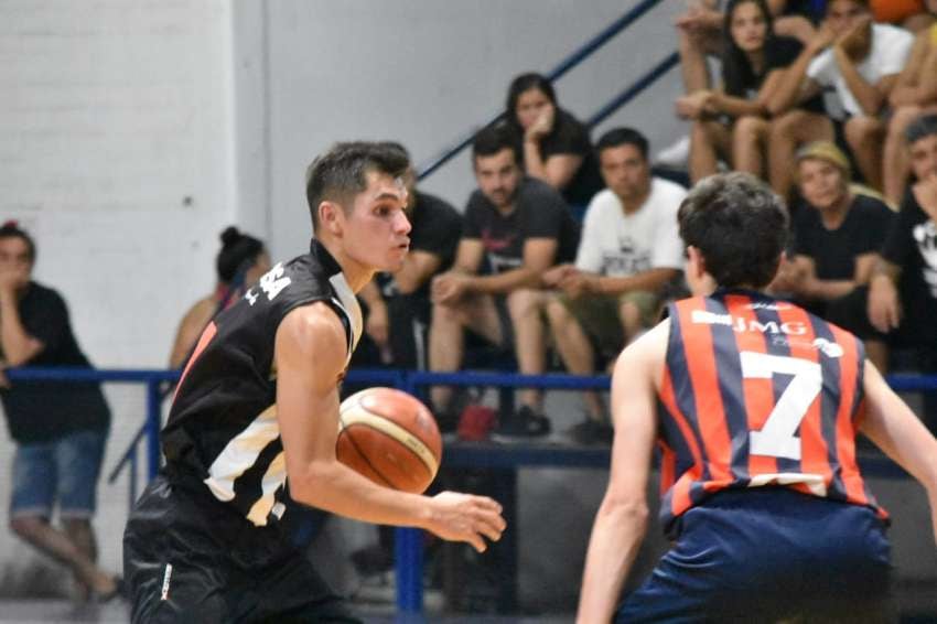 
    Julián Martínez, figura y crack del Lobo. / Gentileza: Prensa Gimnasia Básquet.
   