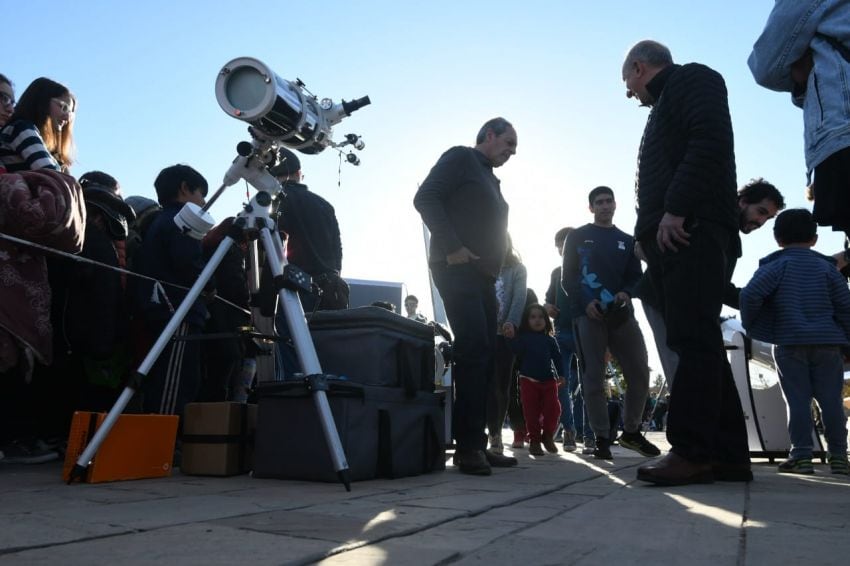 
    Mendocinos y turistas disfrutan a pleno el eclipse. / José Gutiérrez
   