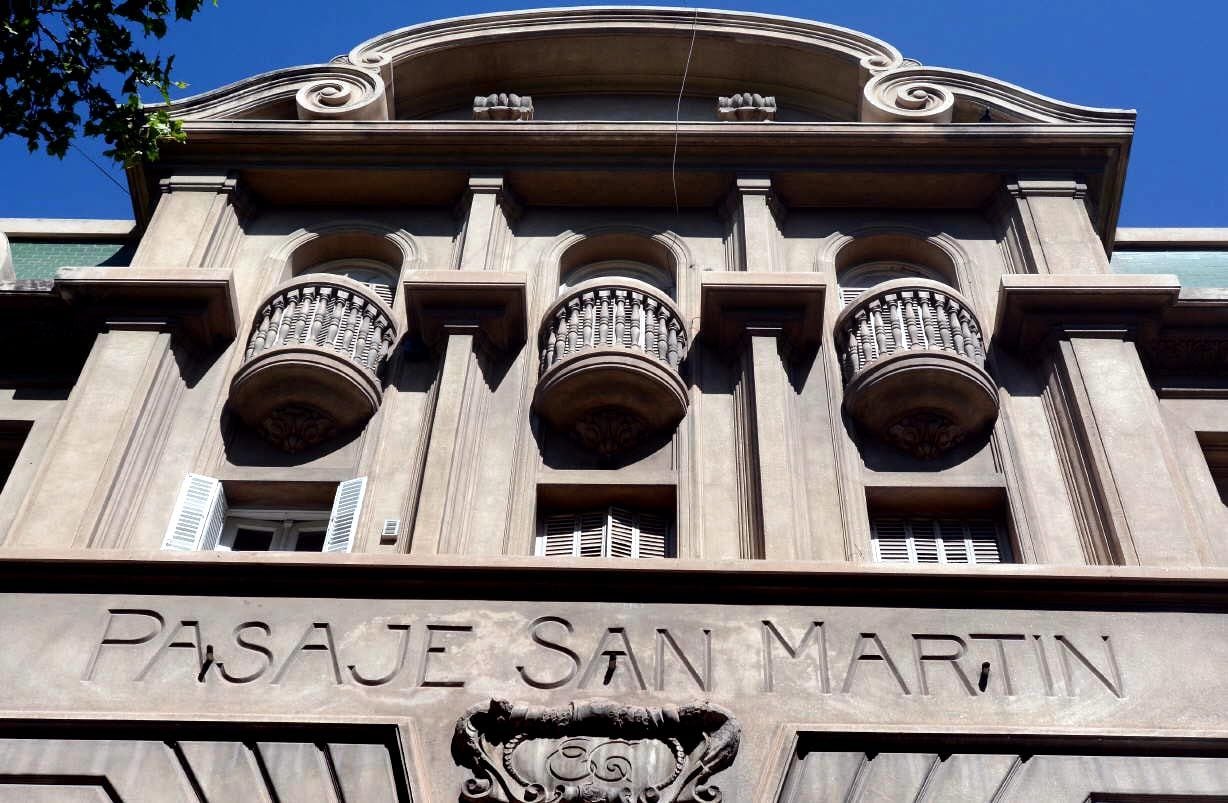 Pasaje San Martín. El estilo se aprecia en parte de su fachada y en los magníficos vitrales del interior.