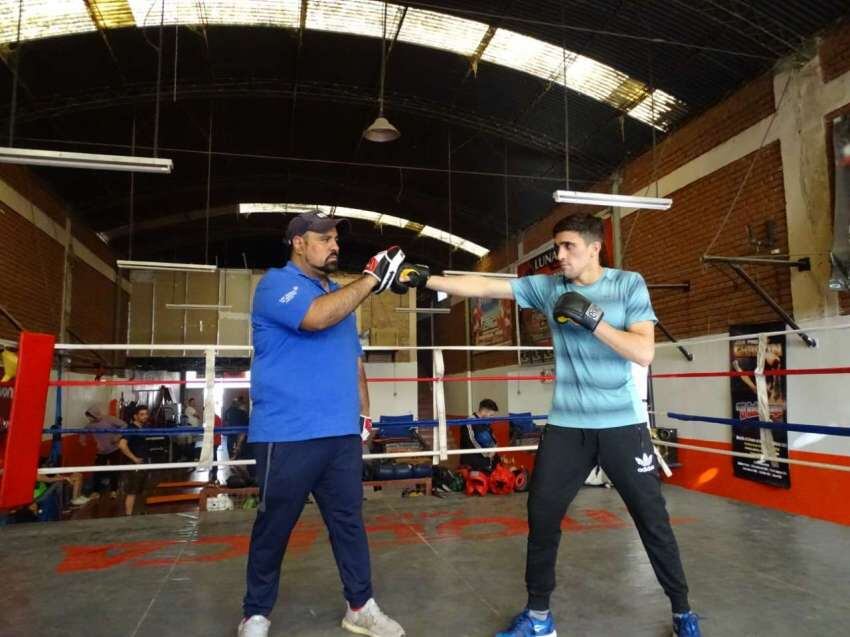 
    El juvenil Kevin Muñoz junto a Armando Andrada, su entrenador en el Gimnasio de Pablo Chacón. / LOS ANDES.
   