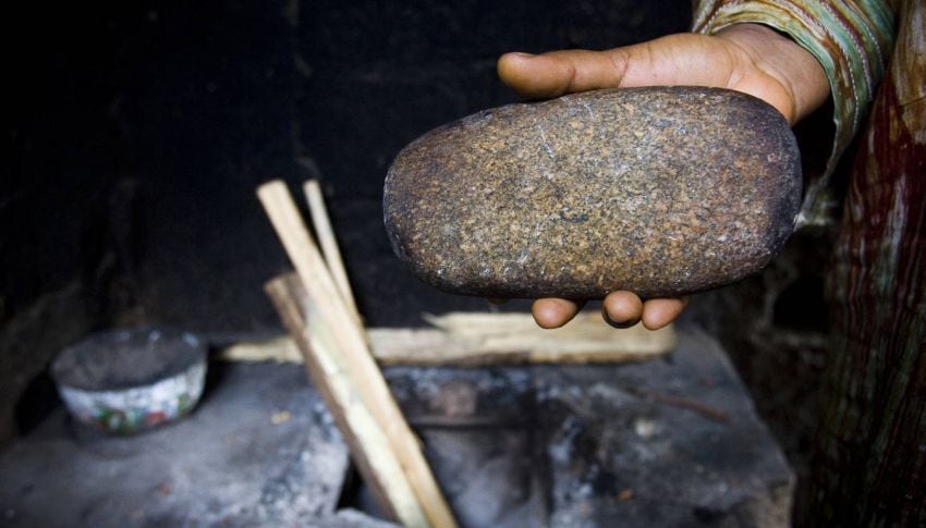 
Una piedra, utilizada para el planchado de pechos. 
