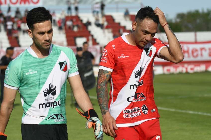 
    De no creer Alexis Vizcarra se cortó los ligamentos cruzados de la rodilla derecha
   