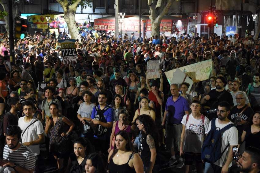 
Protesta extendida. Anoche continuaba el multitudinario cacerolazo en el Centro y la Legislatura | Mariana Villa / Los Andes
   