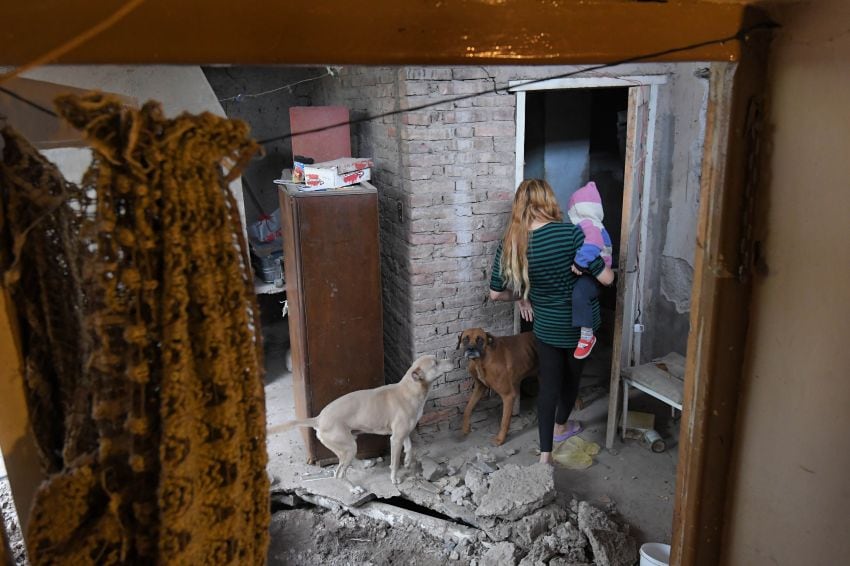 
En el municipio les han recomendado que si sienten algún ruido en el techo salgan corriendo de la casa porque se viene abajo. | Orlando Pelichotti / Los Andes
   