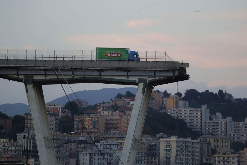 
Foto: AFP | Un camión se para en el borde del derrumbado puente de la autopista Morandi, en la ciudad de Génova, el 14 de agosto de 2018. Unas 30 personas murieron cuando un gigantesco puente colapsó bajo una intensa lluvia.
   