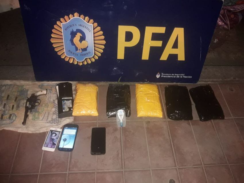 
Más de 5 kilos de cocaína secuestrada. | Foto: Policía Federal
   