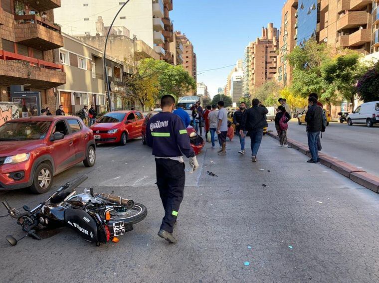 Un motochorro atacó a una mujer y los testigos lo detuvieron. Gentileza Canal 12.