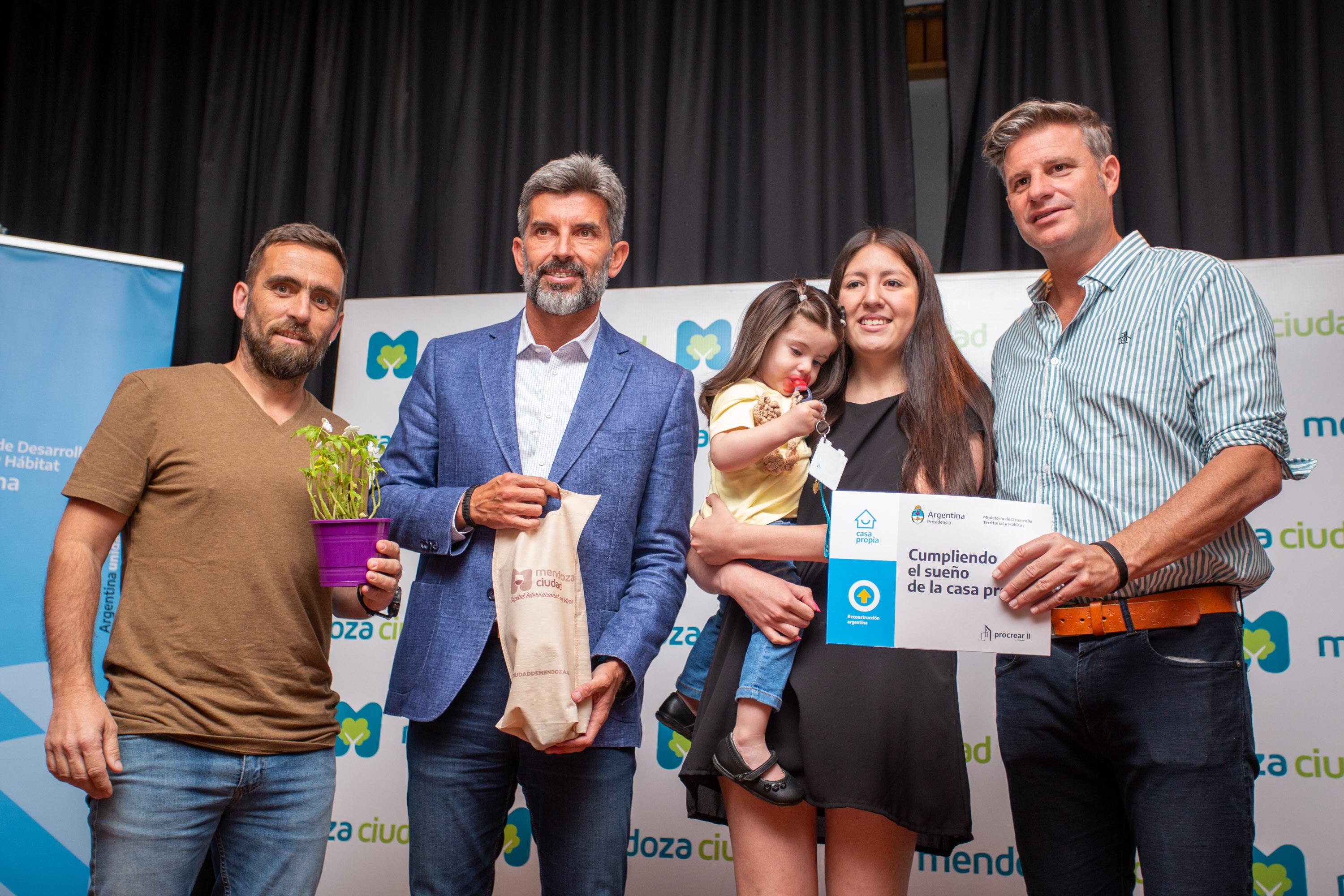 Se realizó una nueva entrega de viviendas PROCREAR de la Sexta Sección de Ciudad. Foto: Prensa Ciudad de Mendoza