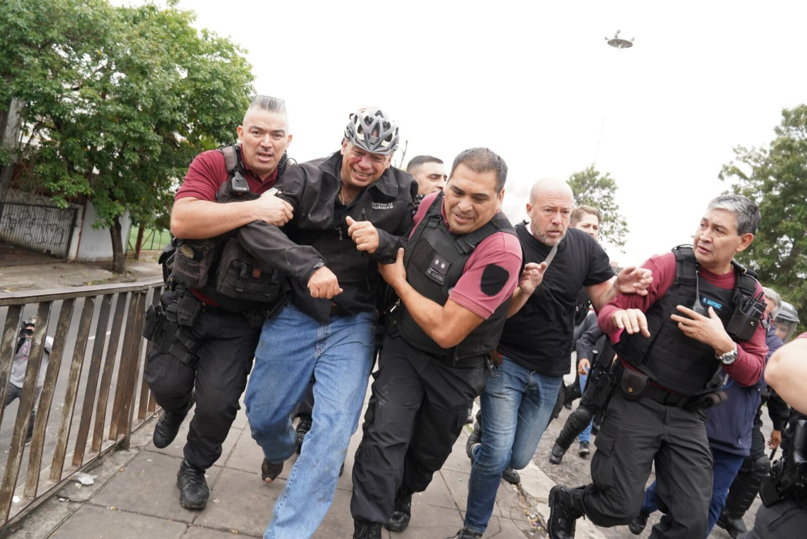 Así evacuaban a Sergio Berni tras el ataque a golpes en la protesta por el crimen del colectivero (Foto: Maxi Failla / Clarín)