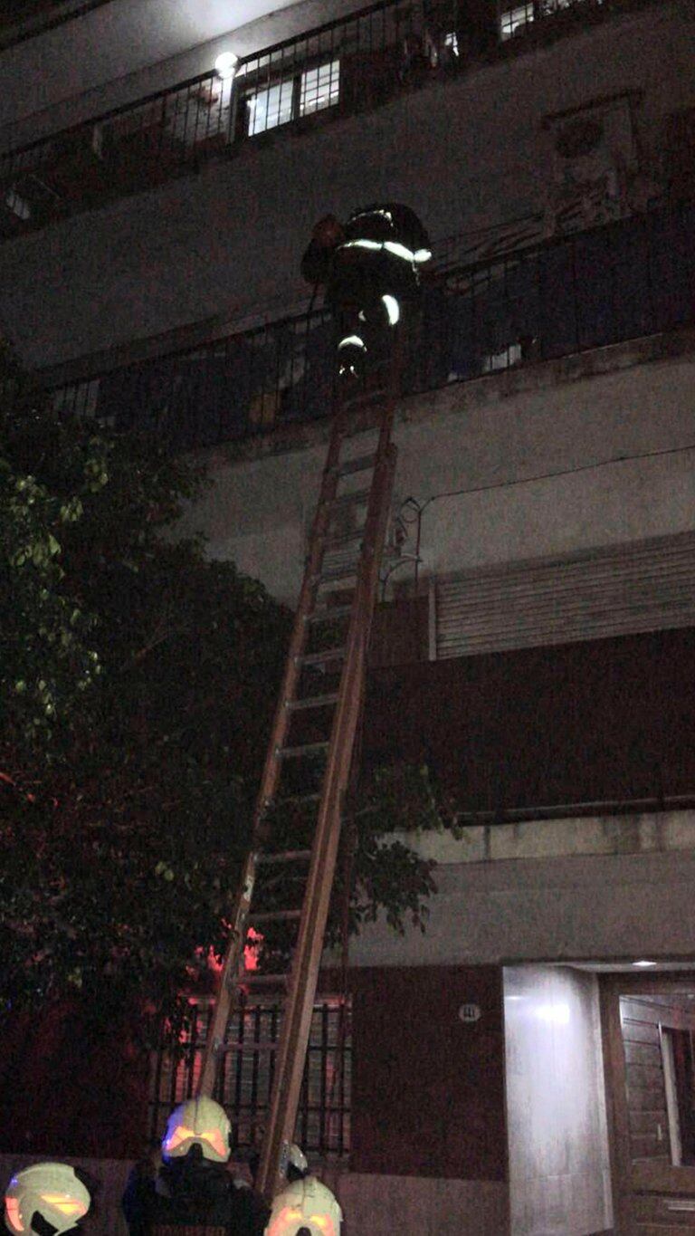 Los pequeños estaban encerrados en un departamento ubicado en el barrio de Flores. Foto: Gentileza / EmergenciasBA