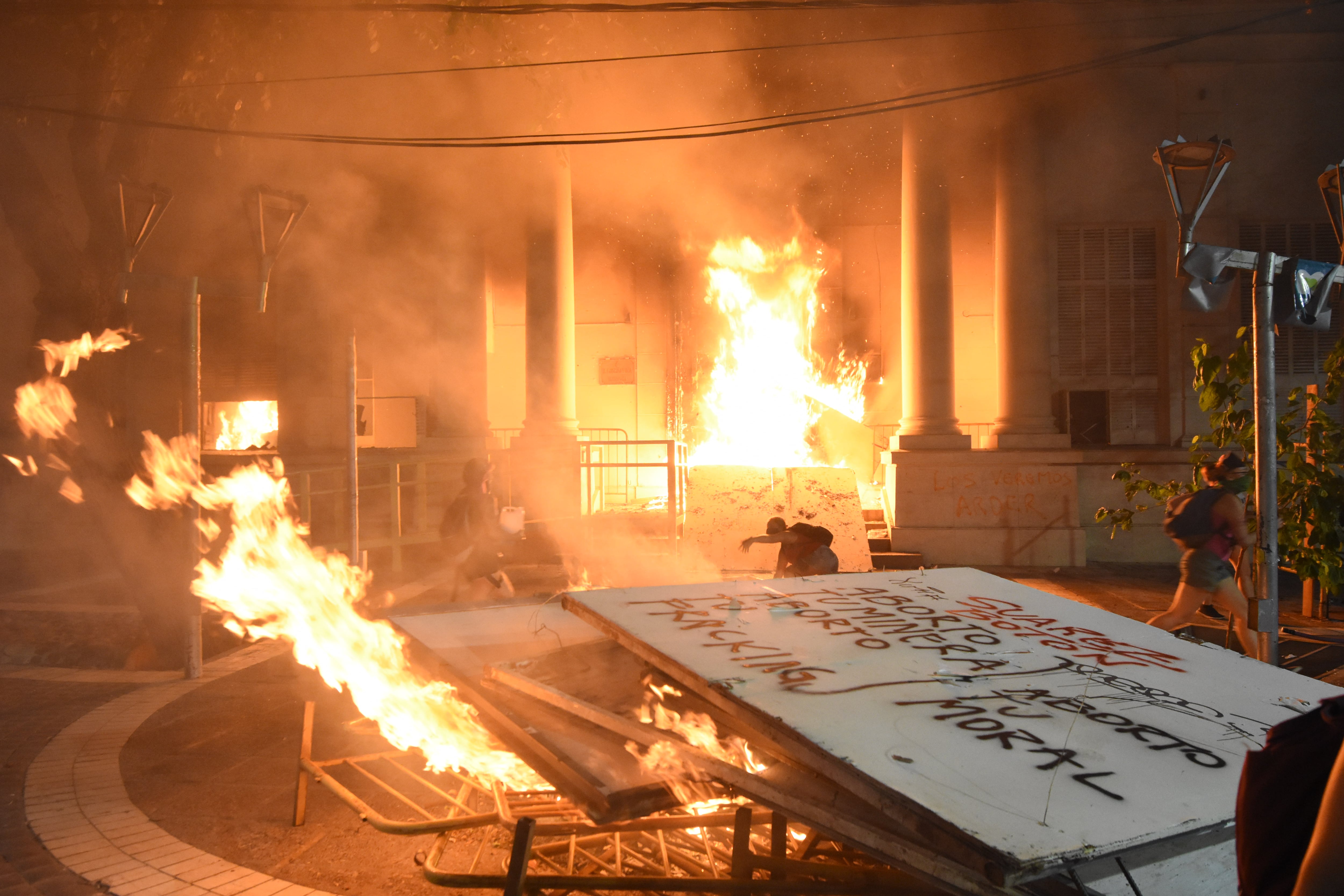 La manifestación por el femicidio de Florencia terminó con disturbios e incendios en edificios públicos.