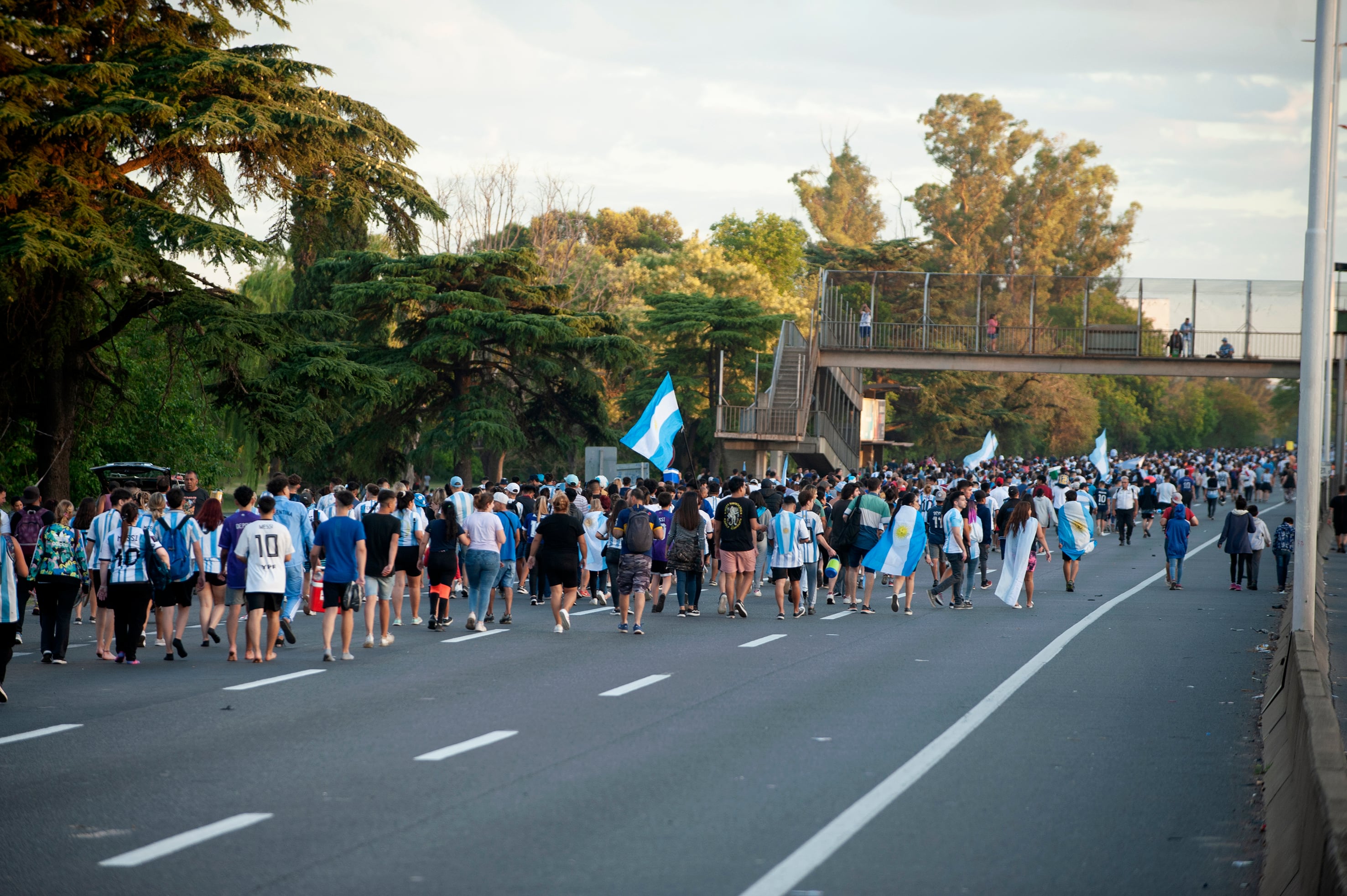 Miles de hinchas recibieron a la albiceleste. / Foto: Clarín