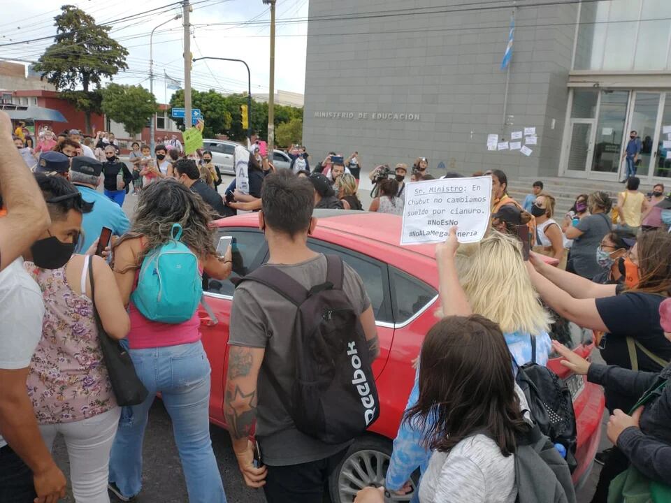 El ministro intento eludir la situación violenta pero docentes se dieron cuenta de la maniobra y golpearon su vehículo.