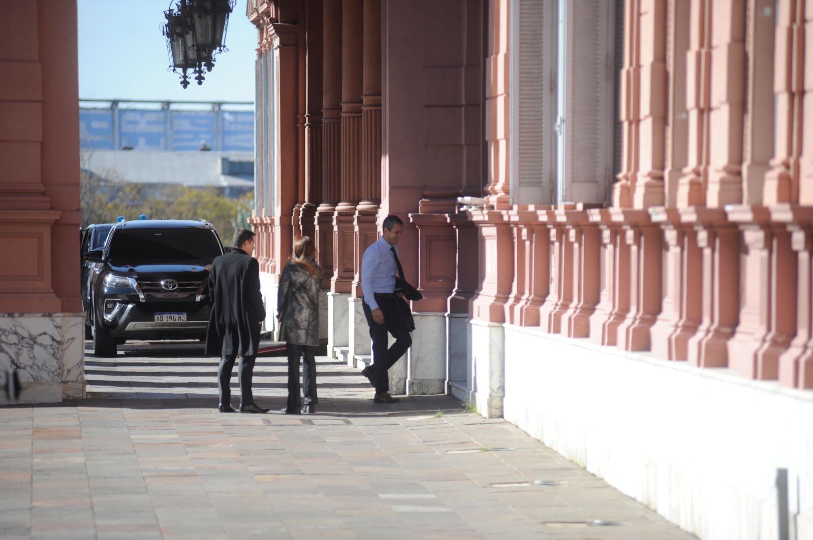 Familiares y exfuncionarios de Menem arribando al acto de conmemoración.