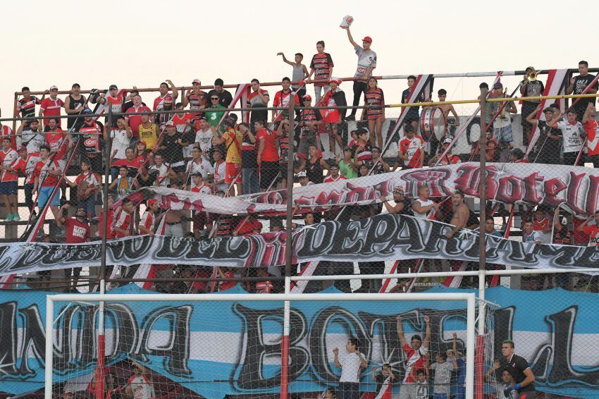 
Gozar. Los hinchas botelleros se fueron delirando con el triunfo. | Orlando Pelichotti / Los Andes
   