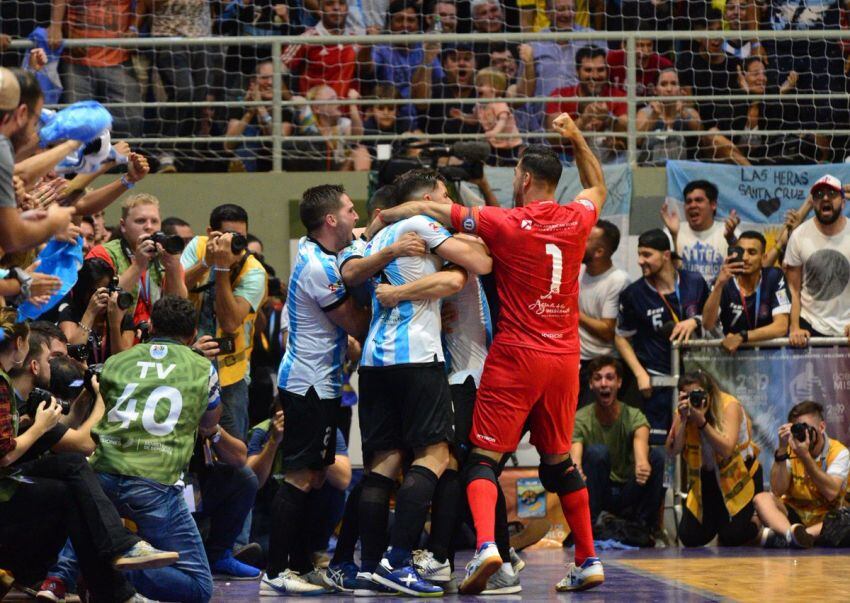 
Arrancó el sueño. El festejo del gol de Antiveros, el primero de los albicelestes y que abrió el camino de la victoria. | Gentileza / Fotoreporter
   