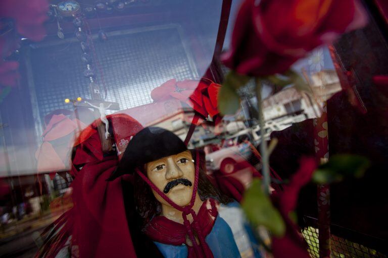 Quién fue el Gauchito Gil, por qué se lo identifica con el color rojo y qué le piden los devotos. Foto: Web