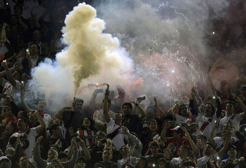 
Foto: AFP | Fanáticos de River festejan el triunfo en tierras brasileras.
   