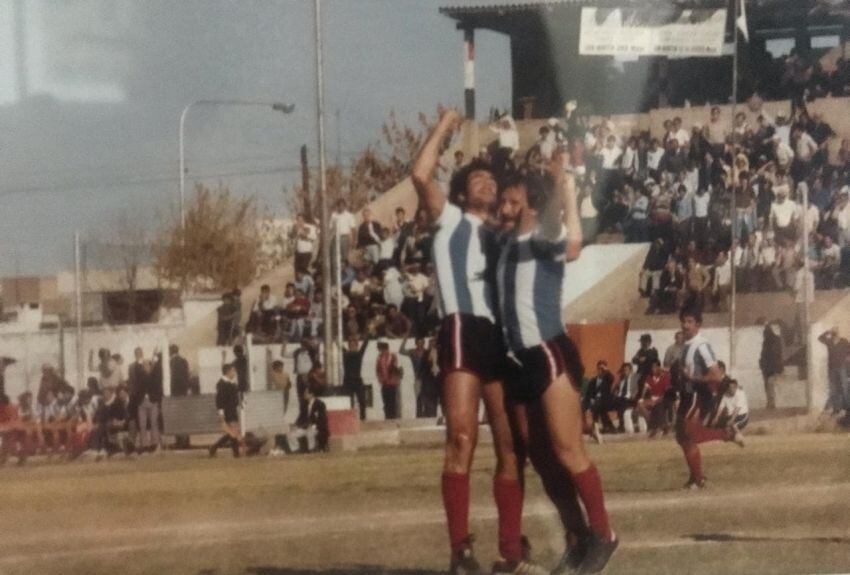 
Goleador. Celebrando un gol con una curiosa camiseta del Cruzado, frente a Luján Sport Club.
