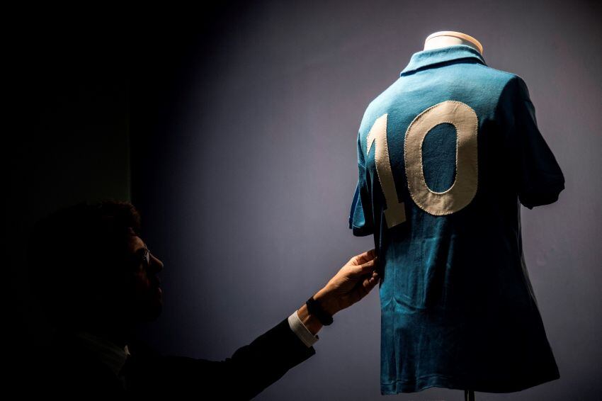 
    Un jersey de fútbol SSC Napoli usado por el legendario futbolista argentino Diego Armando Maradona durante la temporada 1986-1987. (Foto por MARCO BERTORELLO / AFP)
   