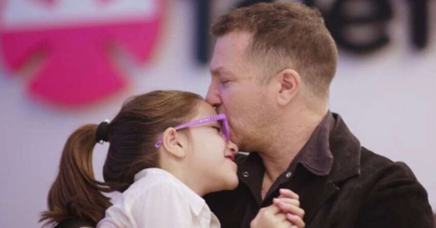 
    Uma junto a su papá Carlos. La pequeña Uma durante su rehabilitación. Foto gentileza Carlos Otero.
   