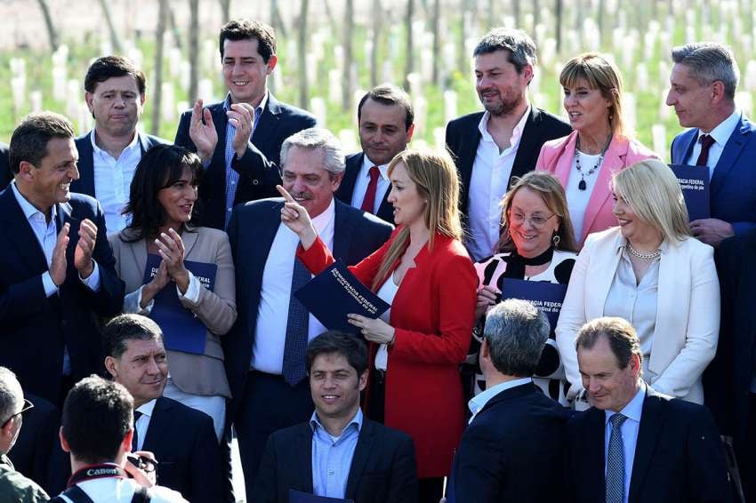 
Listos para la foto. Además de los gobernadores estuvieron Massa, Wado De Pedro y candidatos provinciales como Fernández Sagasti. | Marcelo Rolland / Los Andes
   