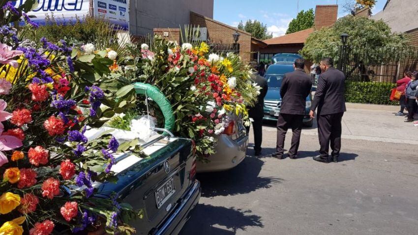 
    Ayer familiares y vecinos participaron del sepelio. - Patricio Caneo / Los Andes
   