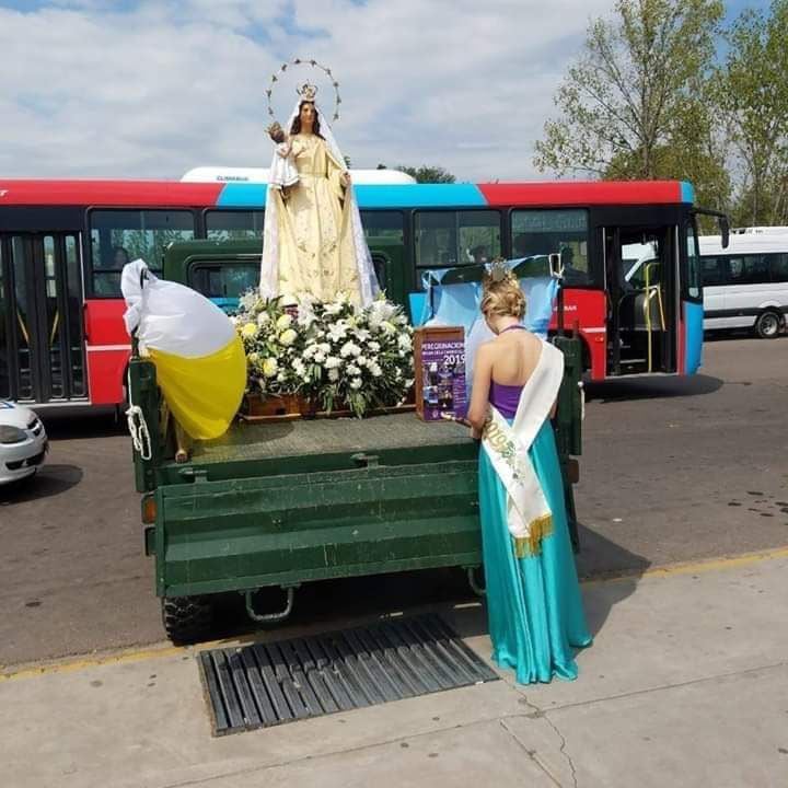 
Viral. La foto de Luz Martina rezando a la Virgen invadió las redes | Gentileza
   