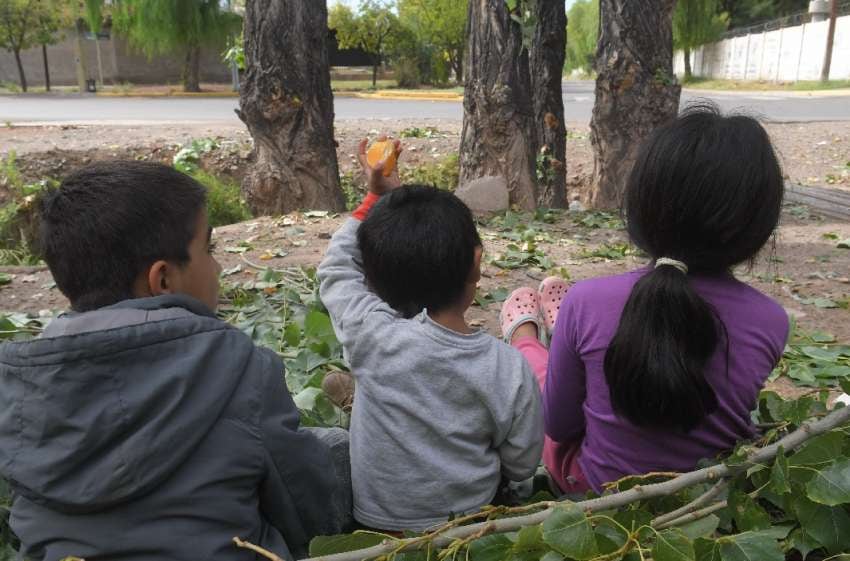 
Tres pequeños parecen ajenos a la realidad en el barrio Vista Flores. | Orlando Pelichotti / Los Andes
   