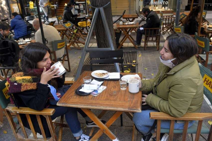 
El protocolo de reapertura de locales de comida varias exigencias: multas para clientes y comercios. | Orlando Pelichotti / Los Andes
   