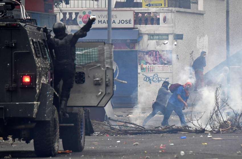 
Desde hace varios la ciudad de Quito está marcada por los violentos enfrentamientos entre policías y manifestantes | AFP
   