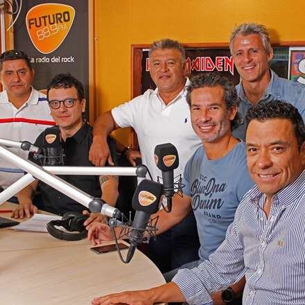 
    En Radio. Junto a los integrantes de su nuevo equipo. / Gentileza.
   