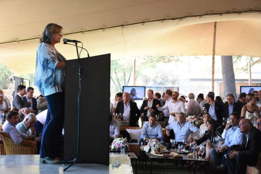 
    La titular de Bodegas, Patricia Freuler, habló frente a demás autoridades y representantes. - Mariana Villa / Los Andes
   