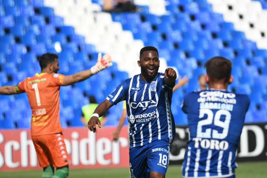 
¡Todo tuyo! Le dice el Morro al pibe Badaloni, quien le bajó la pelota en el gol de la victoria. | José Gutiérrez / Los Andes
   